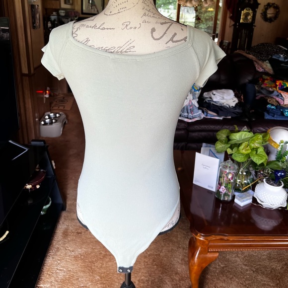 Woman’s gaze light green bodysuit - Picture 14 of 16